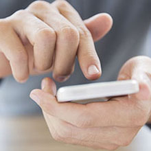 Mãos mexendo no celular