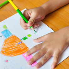 Criança colorindo desenho com lápis de cor