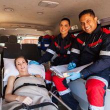 Equipe de socorristas fazendo atendimento dentro da ambulância